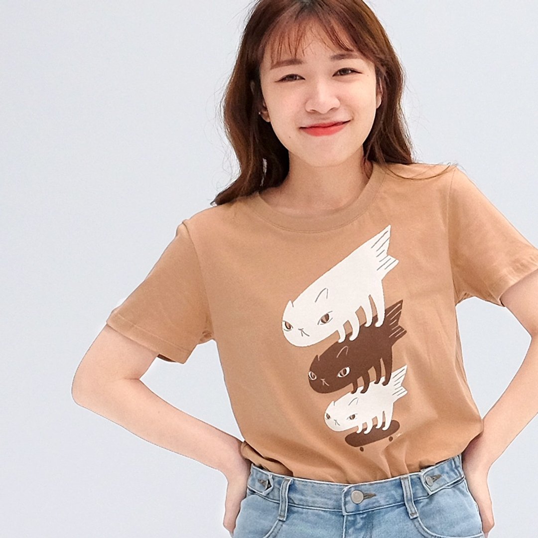 滑板猫－中性短袖T-Shirt 女生穿【设计师款】 - 女装 T 恤 - 棉 咖啡色