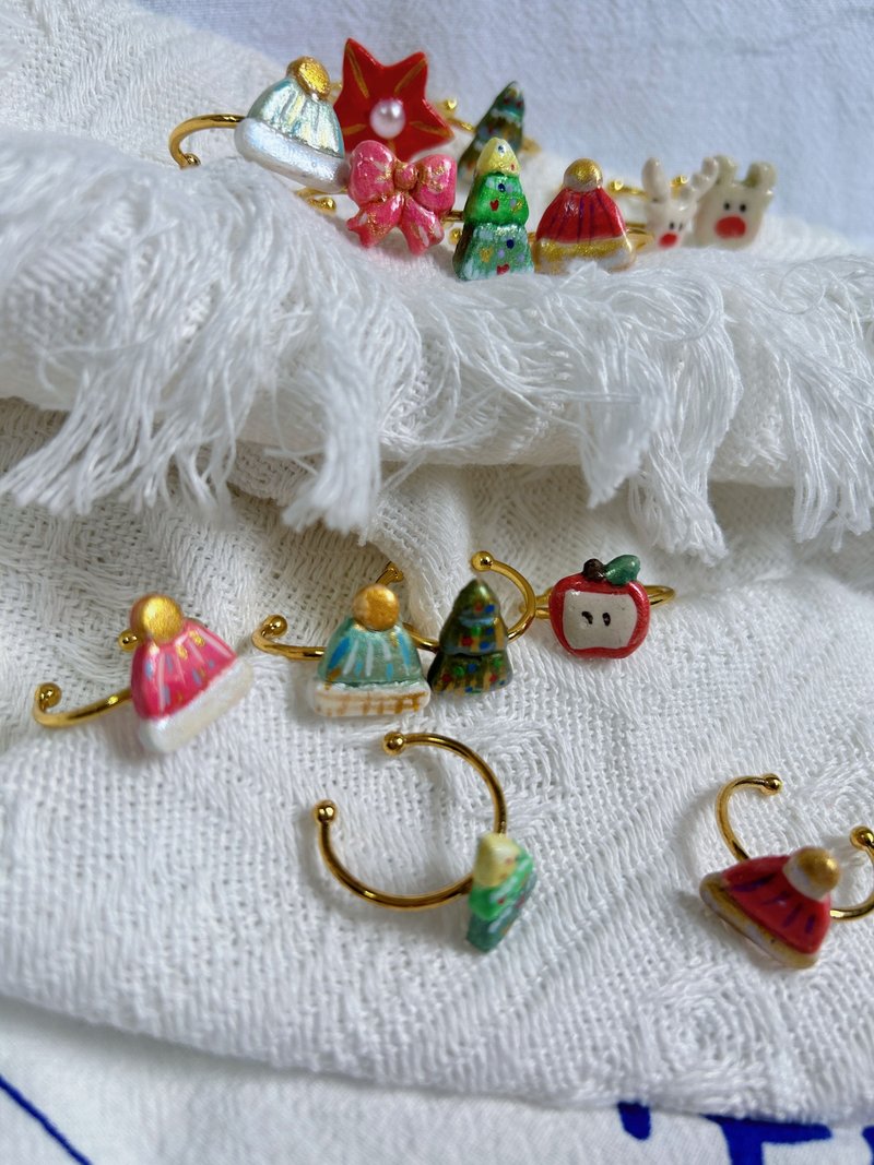 【手作温度】圣诞迷你黏土戒指 | 可爱圣诞帽/树/苹果 | 轻量设计 - 戒指 - 其他材质 