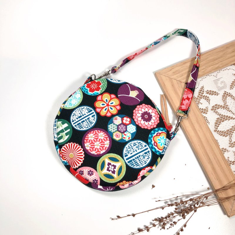 【和风棉布】马卡龙包/杂物包/圆型包可挂可提(黑底) - 化妆包/杂物包 - 棉．麻 