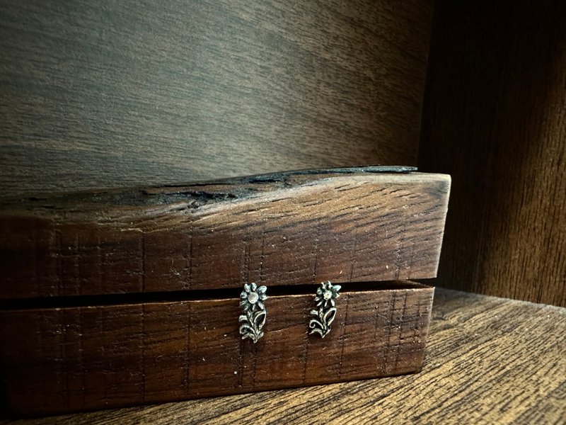 手作银饰—向日葵耳针式耳环 925纯银耳环 向日葵造型耳环 - 耳环/耳夹 - 纯银 银色