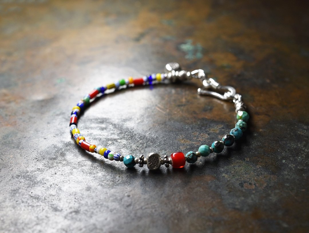 Colorful bracelets of Christmas beads and turquoise, white hearts and curren Silver - 手链/手环 - 玻璃 多色