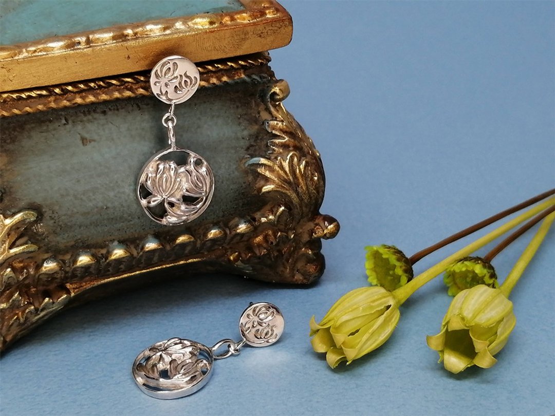 Hungarian embroidery motif carving and openwork large earrings SV925 - 耳环/耳夹 - 其他金属 银色
