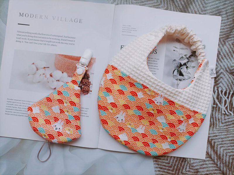 津Handmade 弥月礼盒两件组/围兜兜/奶嘴套夹组/兔兔印花 - 满月礼盒 - 棉．麻 