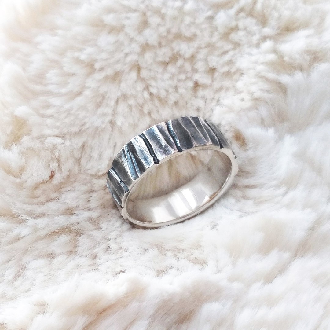 Hammered Ring.Chiseled Ring.Faceted Ring.Textured Mens Ring.Rustic Wedding Band. - 戒指 - 纯银 银色