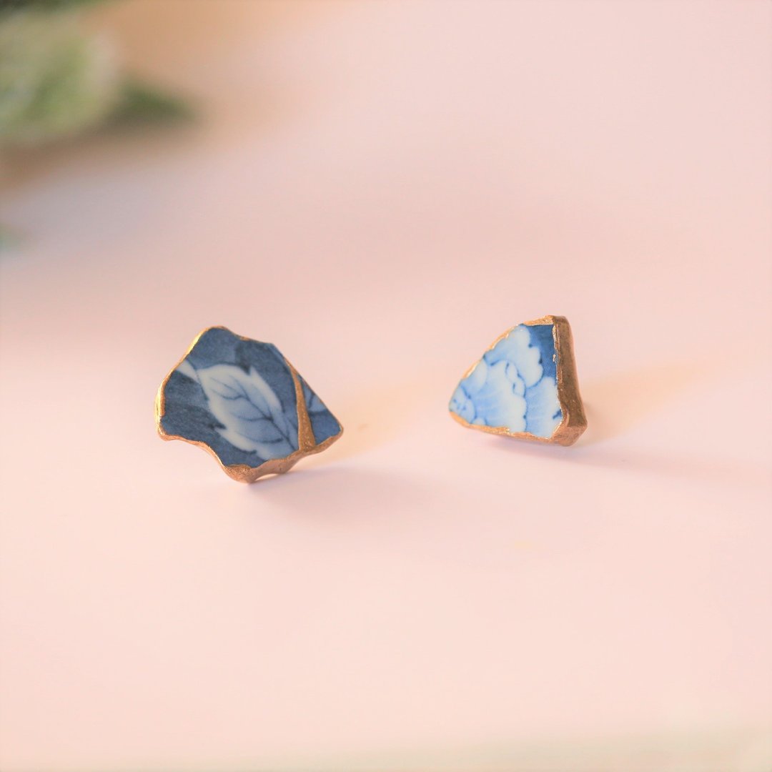 Arita porcelain porcelain kintsugi titanium post / blue flower lover pattern leaf pattern traditional crafts - 耳环/耳夹 - 瓷 蓝色