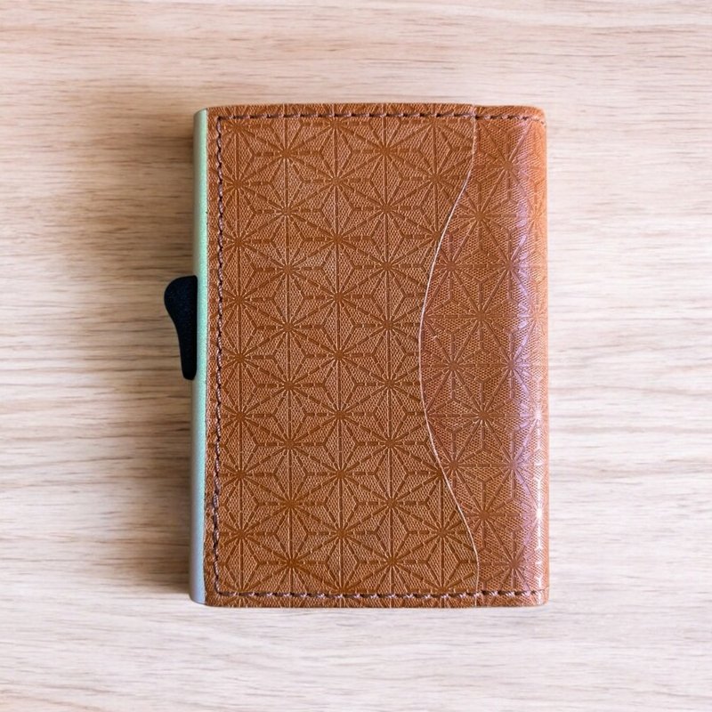 【福利品 仅剩一件】京友禅革卡片夹 江户时代小纹图案压印京友禅革-麻叶与防盗刷卡片夹-Csecure 联名合作 - 皮夹/钱包 - 真皮 咖啡色