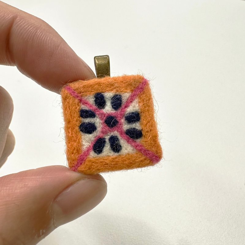 台湾花砖 - 羊毛毡项链坠子 - 项链 - 羊毛 橘色
