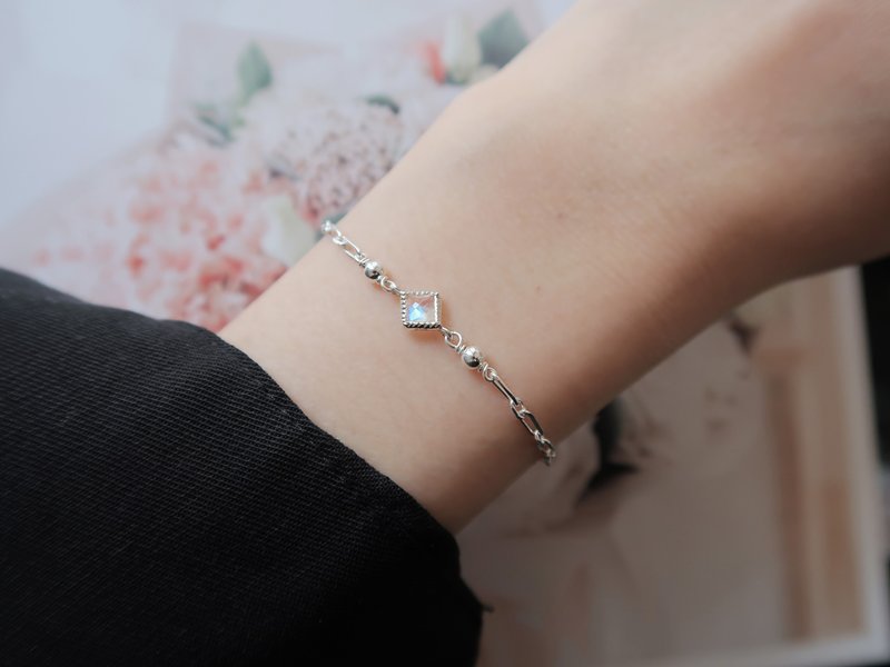 925纯银 方糖 月光石 圆珠 定制化刻字 手链 免费送礼包装 - 手链/手环 - 纯银 灰色