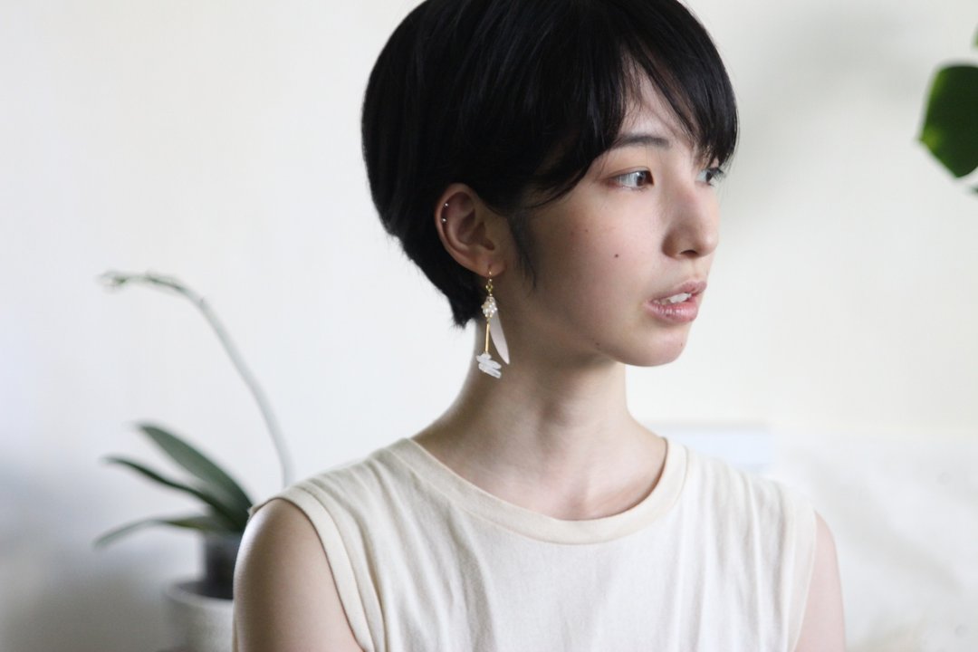 相思树单叶款_手染皮塑珍珠 - 耳环/耳夹 - 真皮 白色