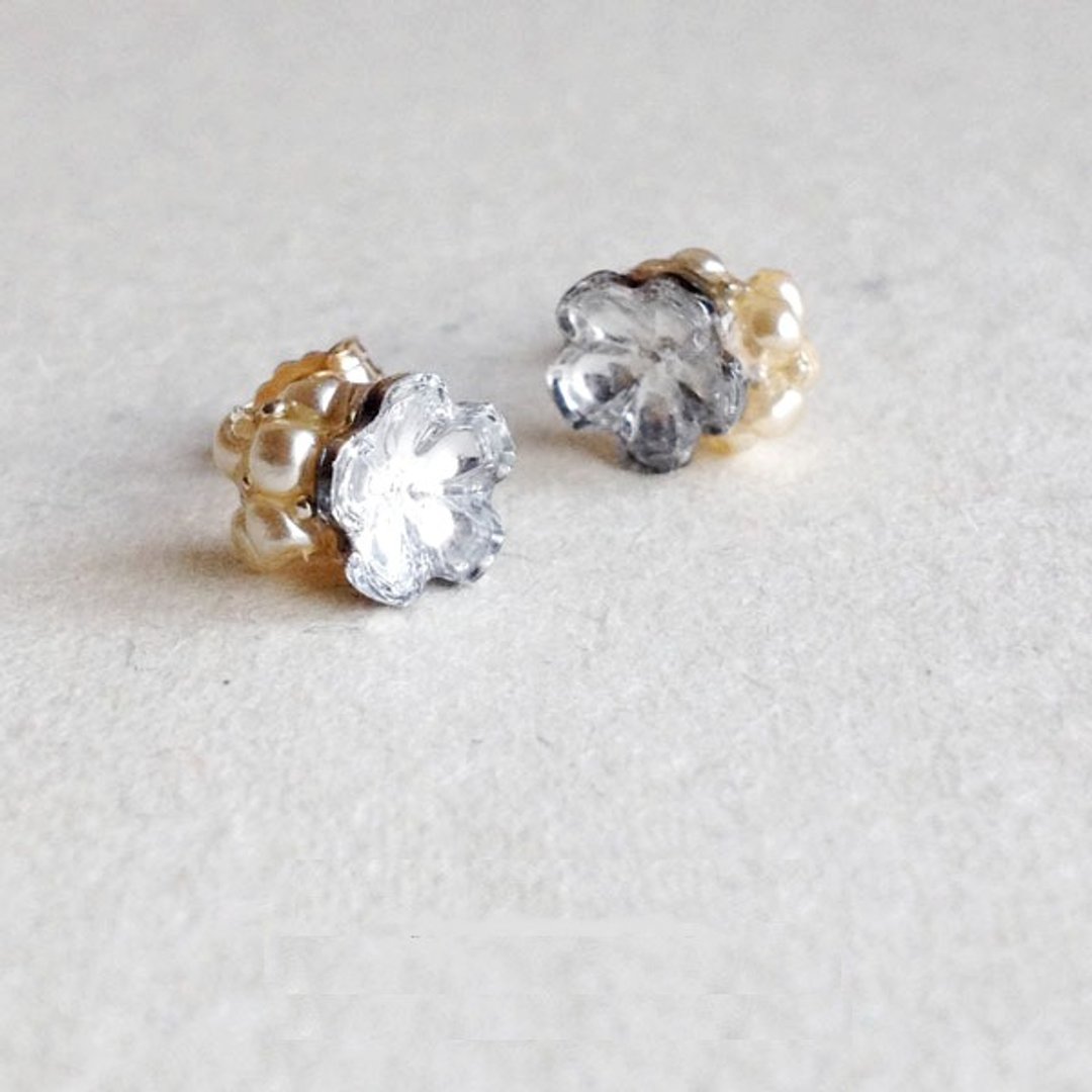 14kgf pebbly pierced OR ear clip of a small vintage Swarovski and Pearl - 耳环/耳夹 - 玻璃 银色