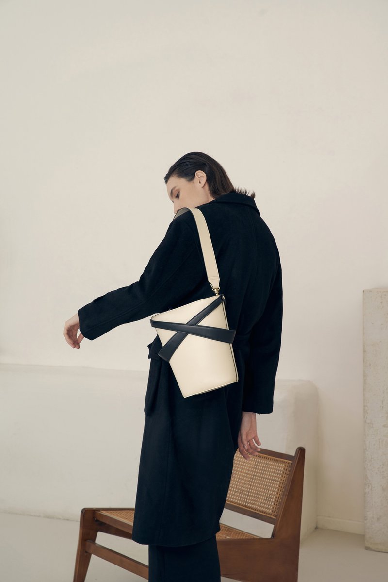Cage Bucket Bag 素皮革 水桶包 侧背包 黑色x米白色 - 侧背包/斜挎包 - 人造皮革 黑色