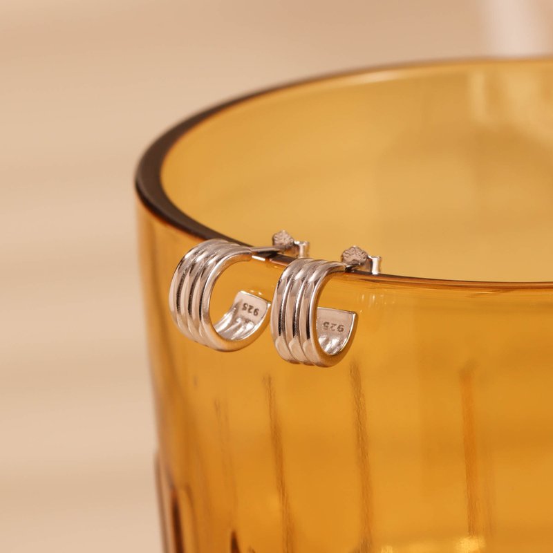 s925銀鍍18k金經典款耳環C型耳扣耳釘 防敏感 易扣耳環 交換禮物 - 耳环/耳夹 - 银 金色