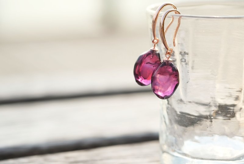 Mermaid Teardrop 人鱼泪琉璃晶石耳环 樱桃红渐变紫色 - 耳环/耳夹 - 玻璃 紫色