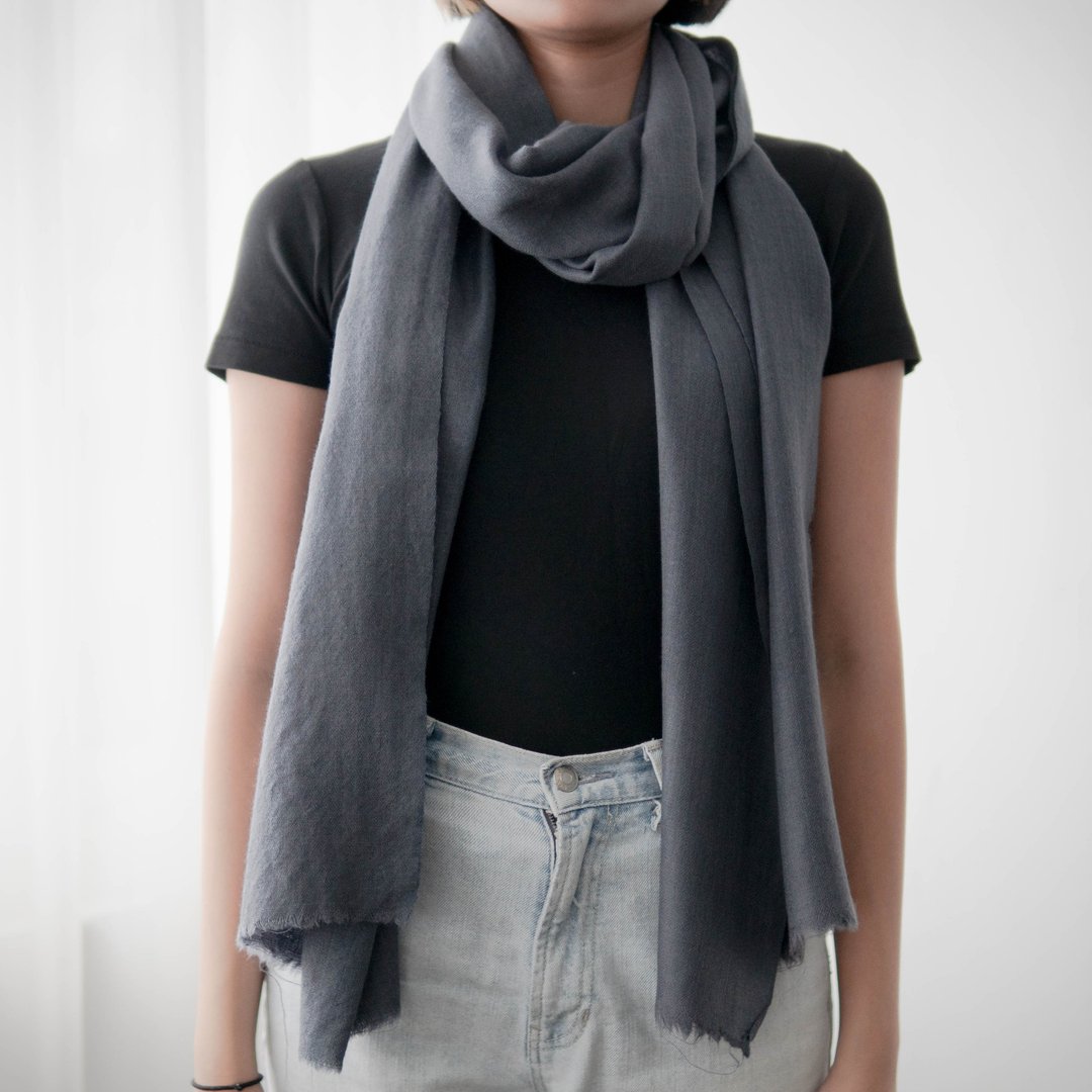 【保暖道具】喀什米尔 Cashmere 羊毛围巾 - 墨灰 - 围巾/披肩 - 羊毛 多色