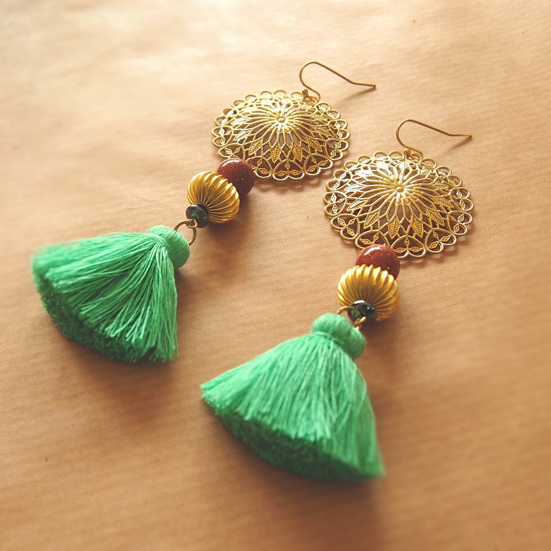 Brass emblem with gold stone and green tassel earrings - 耳环/耳夹 - 铜/黄铜 绿色