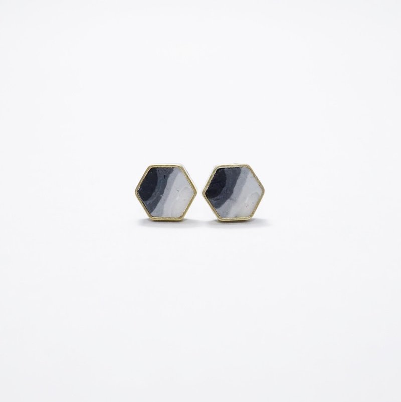 [The Shadow Collection] 几何六角形黄铜软陶黑白渐变色耳钉 Geometric Black and White Ombre Gradient Stud Earrings - 耳环/耳夹 - 粘土 