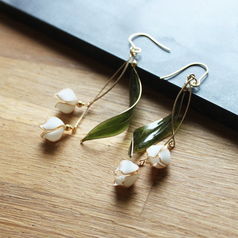 【风中铃兰】 铃兰水晶花耳环 雾面白色 手工铜线树脂 耳环/耳夹 - 耳环/耳夹 - 树脂 白色