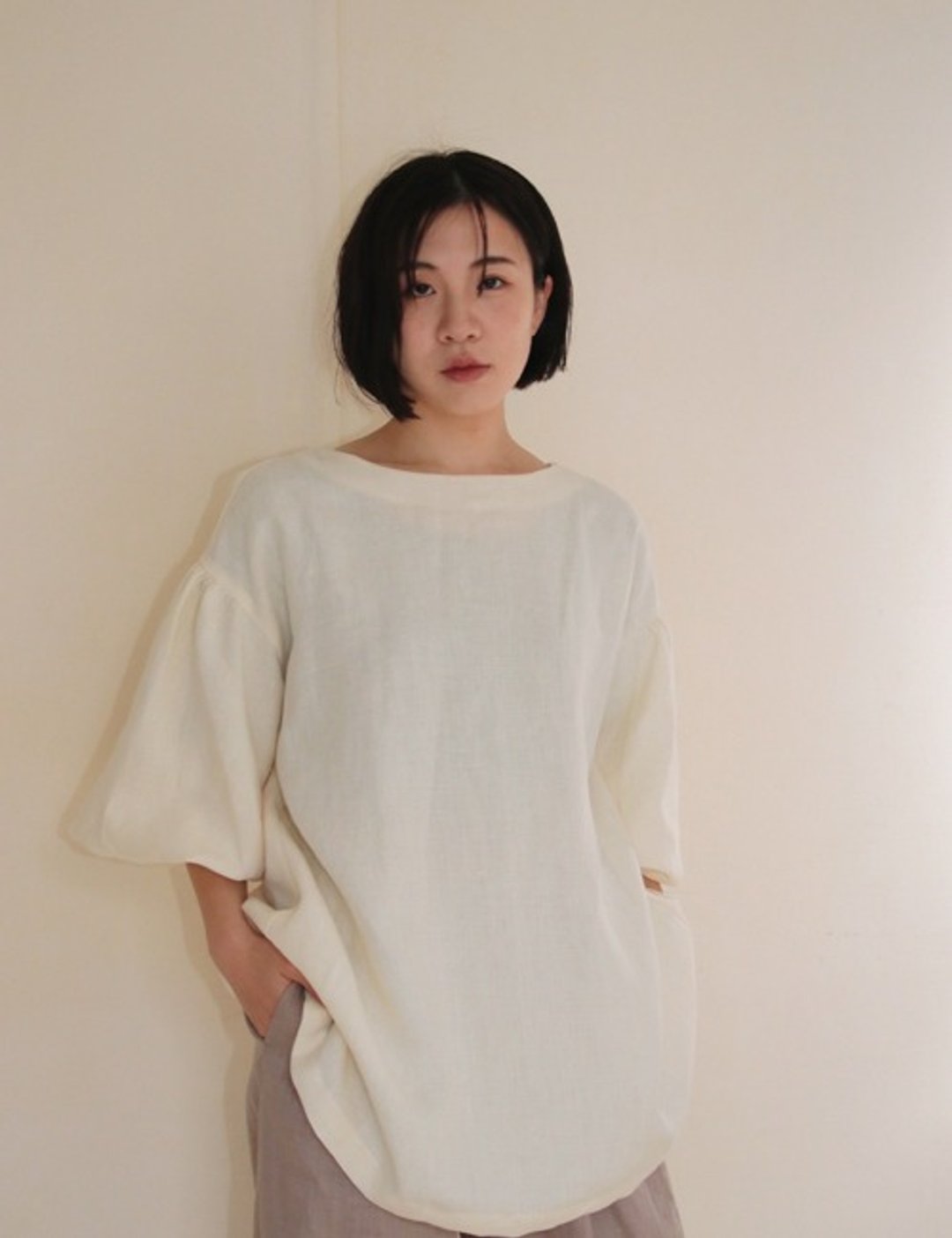 Linen balloon sleeve pullover in off-white - 女装上衣 - 棉 
