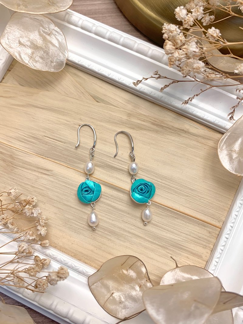 Re-Re蚕丝金工—双珍珠小玫瑰耳环 - 耳环/耳夹 - 丝．绢 粉红色