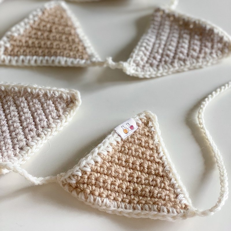 小浓奶茶针织三角旗  |  露营 儿童房 生日派对布置 台湾设计 - 摆饰 - 羊毛 卡其色