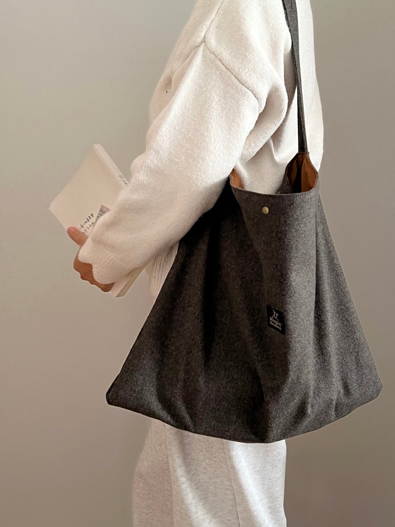 原创手工独立设计橄榄色毛呢大容量慵懒休闲百搭学生通勤托特包 - 侧背包/斜挎包 - 棉．麻 绿色