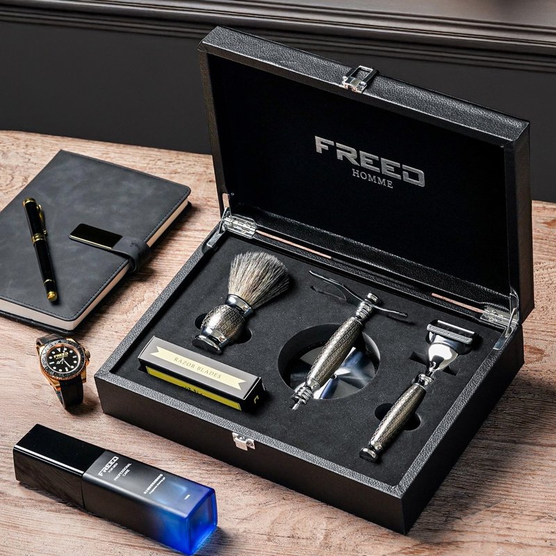 【FREED】五刀式刮胡刀豪华礼盒四件组-F满版镀镍浮雕 免费刻字 - 男性清洁护肤品 - 其他金属 银色