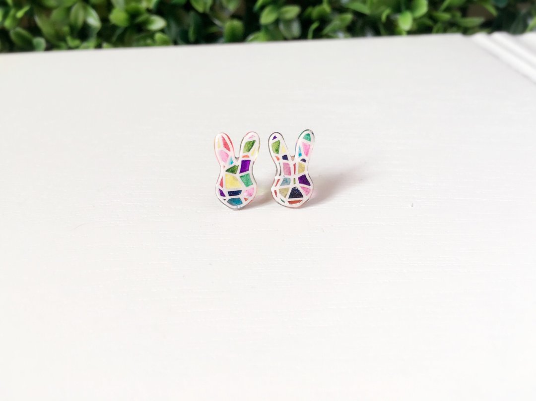 *Haku·Neko* 马赛克手绘兔子彩色耳环 耳针 - 耳环/耳夹 - 硅胶 多色