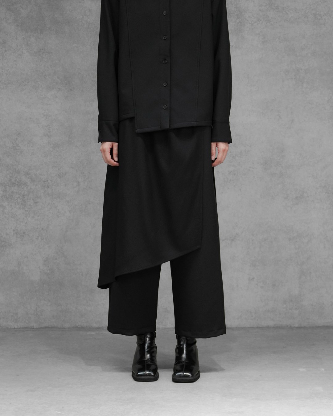MUKK DESIGN 单边斜裁片锥形裤 - 女装长裤 - 聚酯纤维 黑色