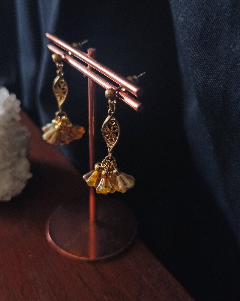 鱼尾花垂坠耳环 - 进口珠 - 耳环/耳夹 - 铜/黄铜 金色