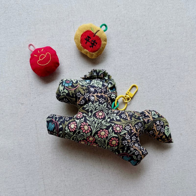 【年年是猫年】- 小马来了。北欧风小吊饰 - 吊饰 - 棉．麻 多色