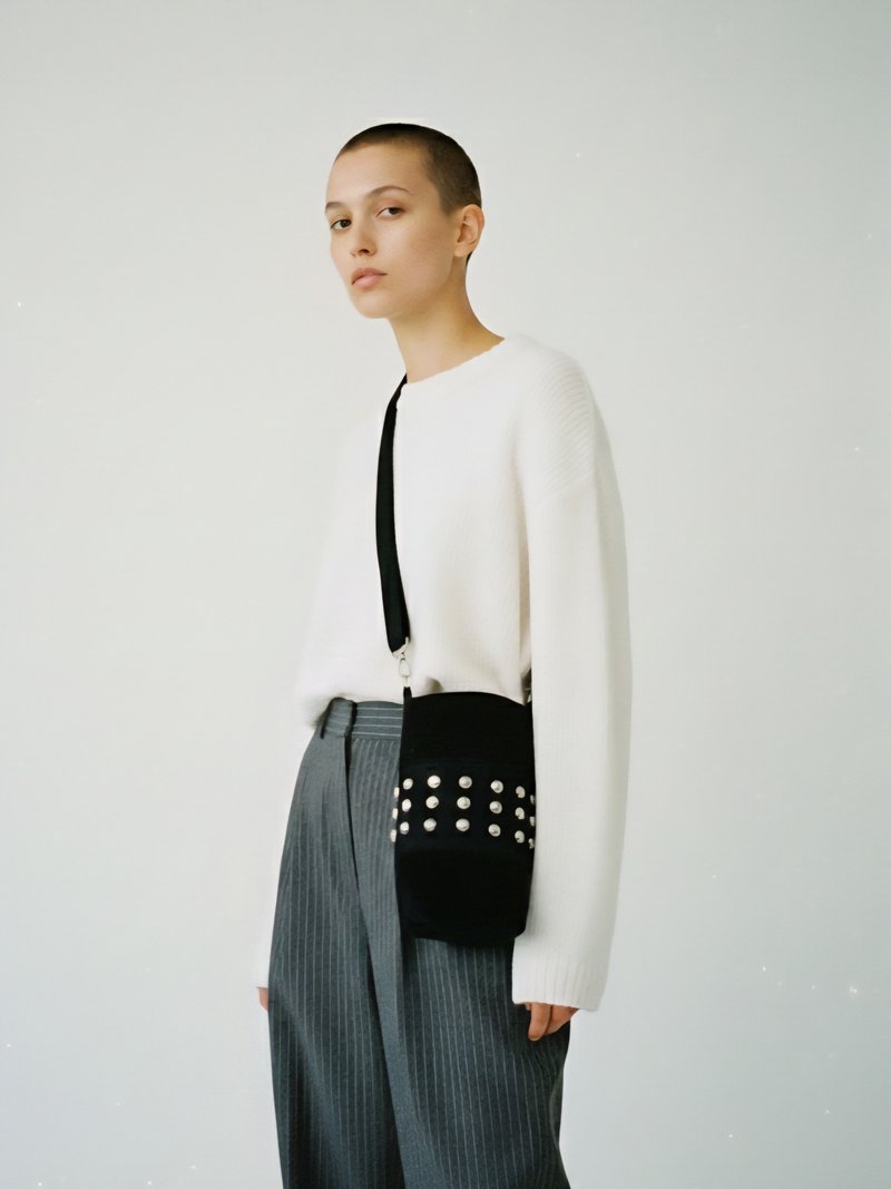 黑色丹宁布铆钉小型斜背包 SMALL STUDDED DENIM BAG - 手提包/手提袋 - 棉．麻 黑色