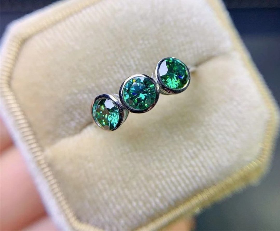 Green Moissanite Ring, Green Moissanite Wedding Band, Green Moissanite  Band - 戒指 - 其他材质 银色