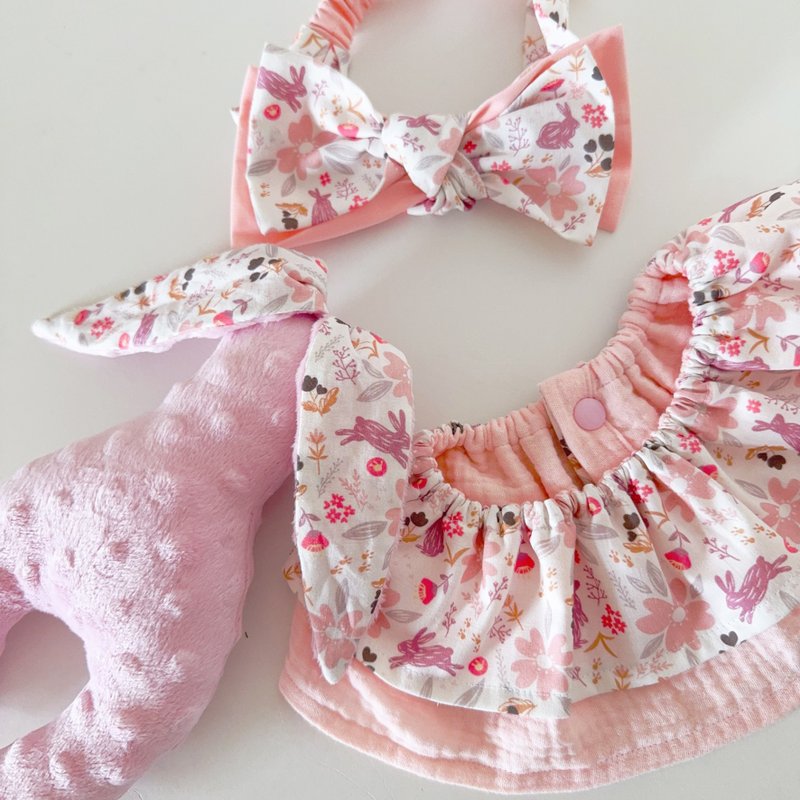 花间粉兔婴儿礼物 荷叶围兜发带安抚乐豆兔 弥月礼盒满月礼周岁礼 - 满月礼盒 - 棉．麻 