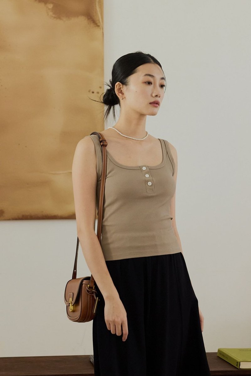 夏日必包凉感纱三扣背心(灰卡其) - 女装 T 恤 - 棉．麻 卡其色