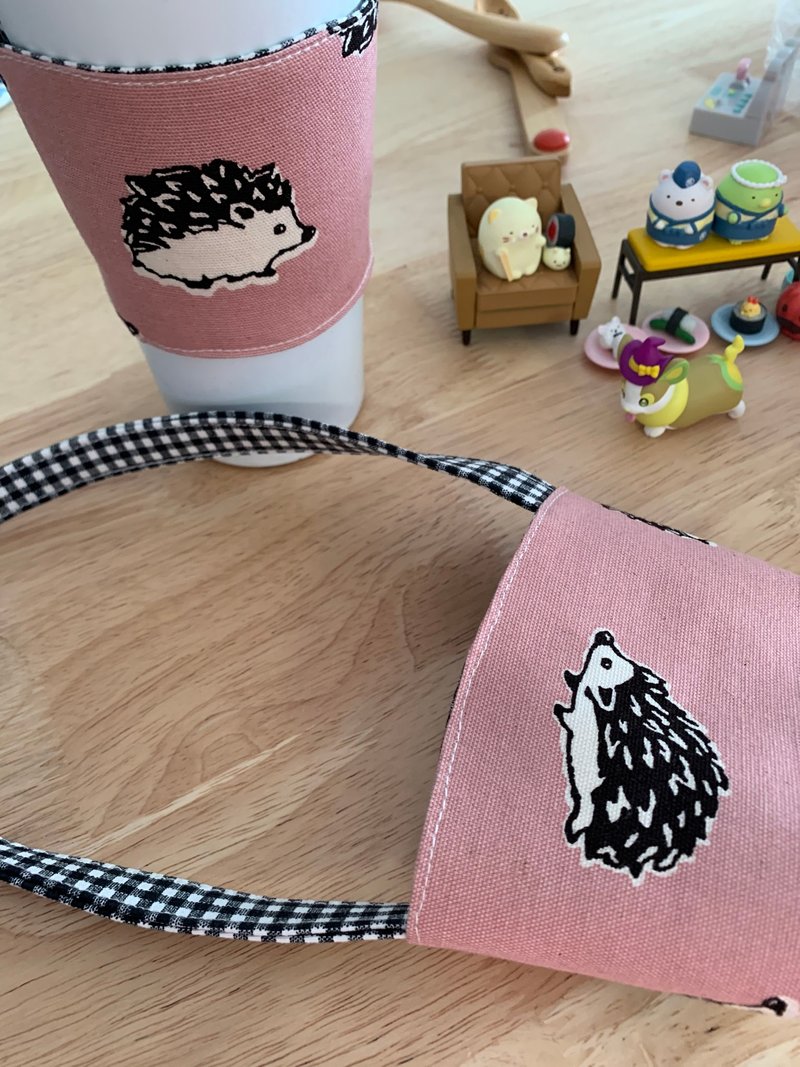 文青风环保手提杯袋 刺猬乐悠游 浪漫粉 手工双面 环保饮料袋 吸 - 随行杯提袋/水壶袋 - 棉．麻 粉红色