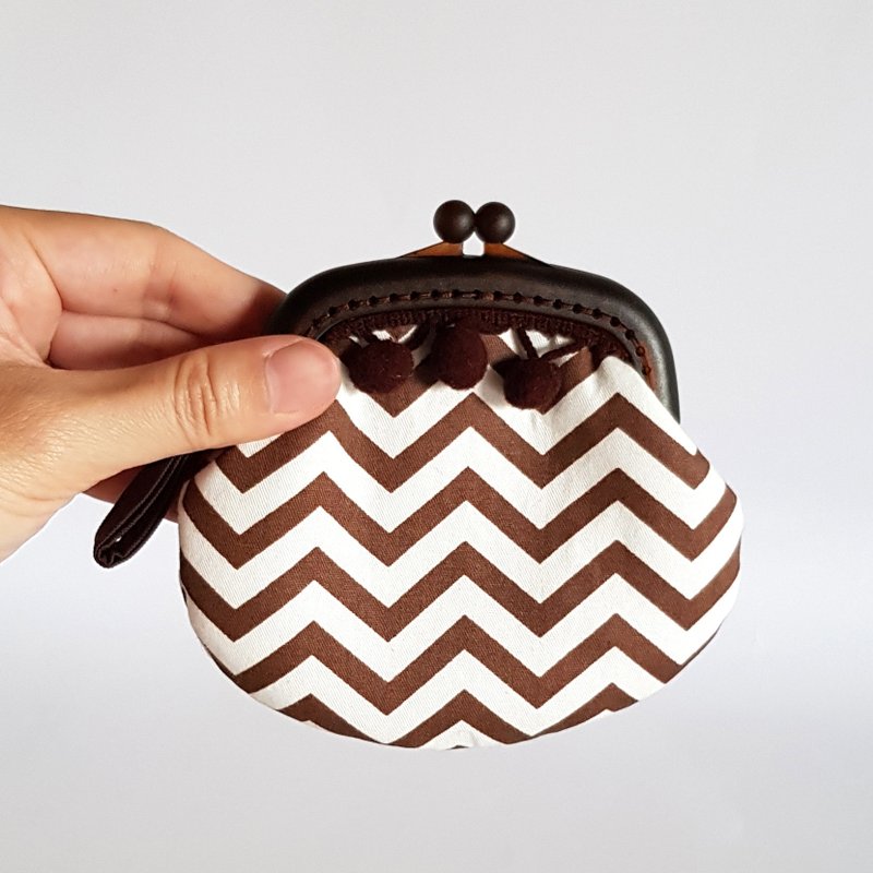 焦糖珍珠毛球流苏塑料口金零钱包/褐色 - 零钱包 - 棉．麻 咖啡色