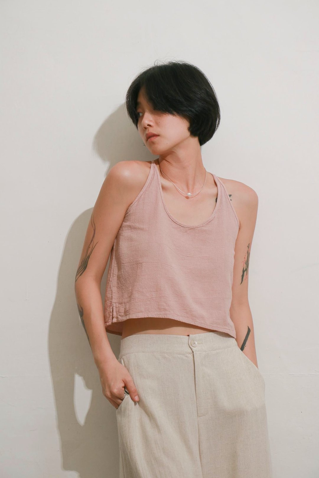 OMAKE 短版细肩带削肩绑带上衣 / 菱纹布 灰粉 - 女装背心 - 棉 粉红色