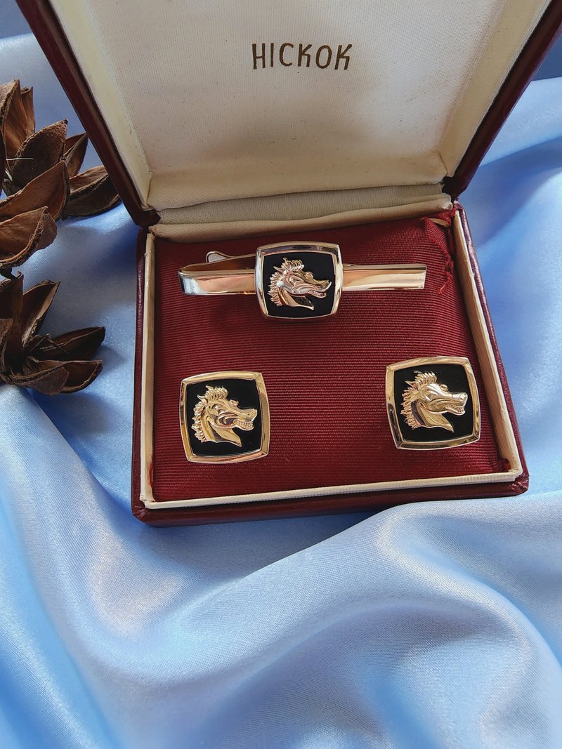 美国西洋古董饰品 / Hickok黑方底金色骏马袖扣/领带夹/套组 - 领带/领带夹 - 其他金属 