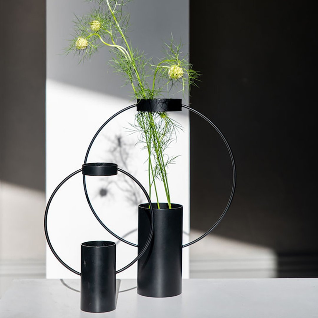 Moon 花器/花瓶 小型黑色 - 花瓶/陶器 - 其他金属 