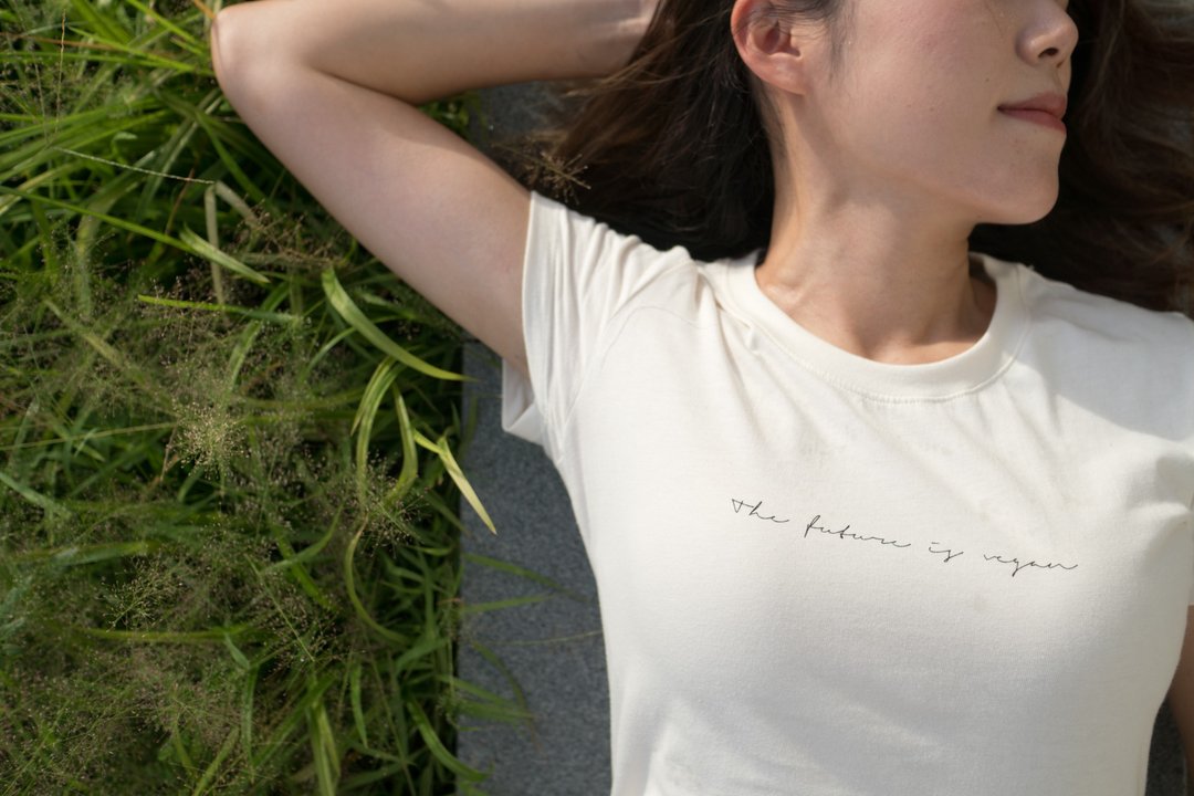 The Future is Vegan 我的植感主张－素食标语有机棉短版女生T恤 - 女装 T 恤 - 棉．麻 白色