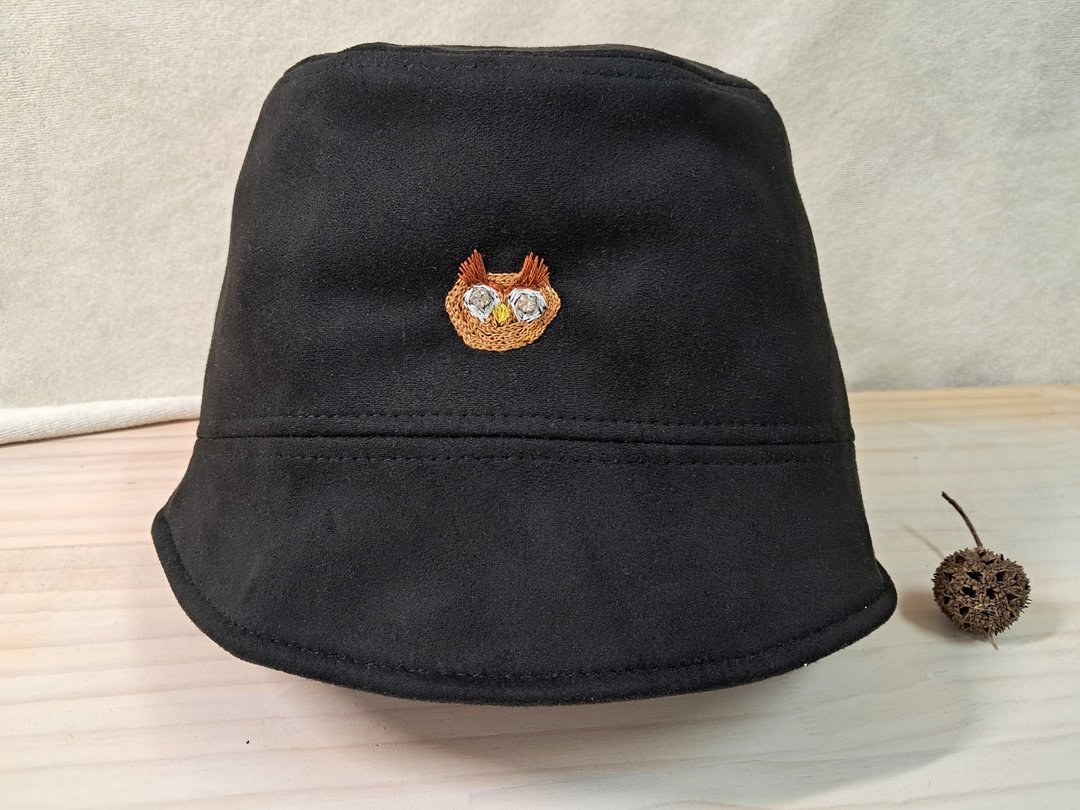 闪亮亮眼睛的猫头鹰麂皮盆帽 - 帽子 - 绣线 黑色
