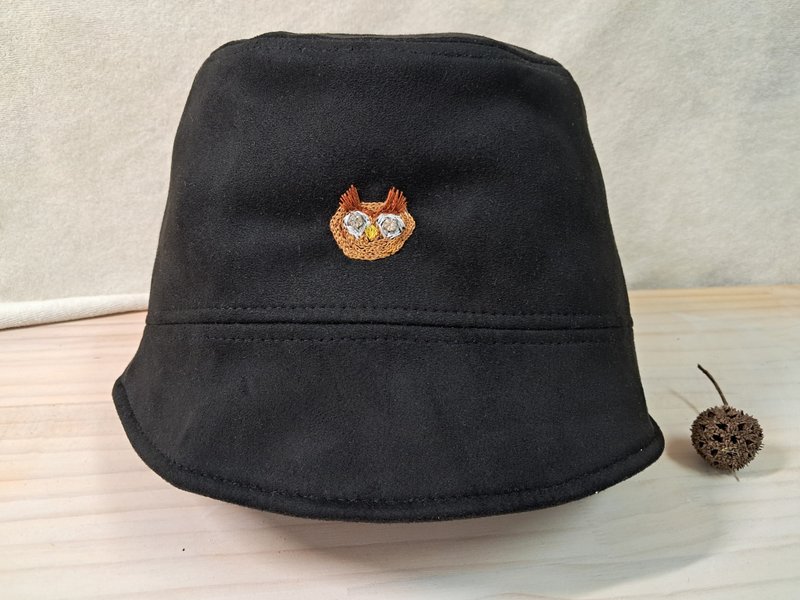 闪亮亮眼睛的猫头鹰麂皮盆帽 - 帽子 - 绣线 黑色