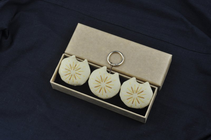 手工刺绣花火猫咪饰品3入 冰箱贴 钥匙扣吊饰 胸针 米黄色 - 吊饰 - 人造皮革 卡其色