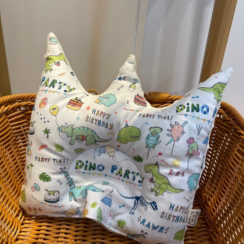 恐龙派对 手工婴儿皇冠定型枕 宝宝枕 弥月礼盒 婴儿礼物 新生儿 - 满月礼盒 - 棉．麻 