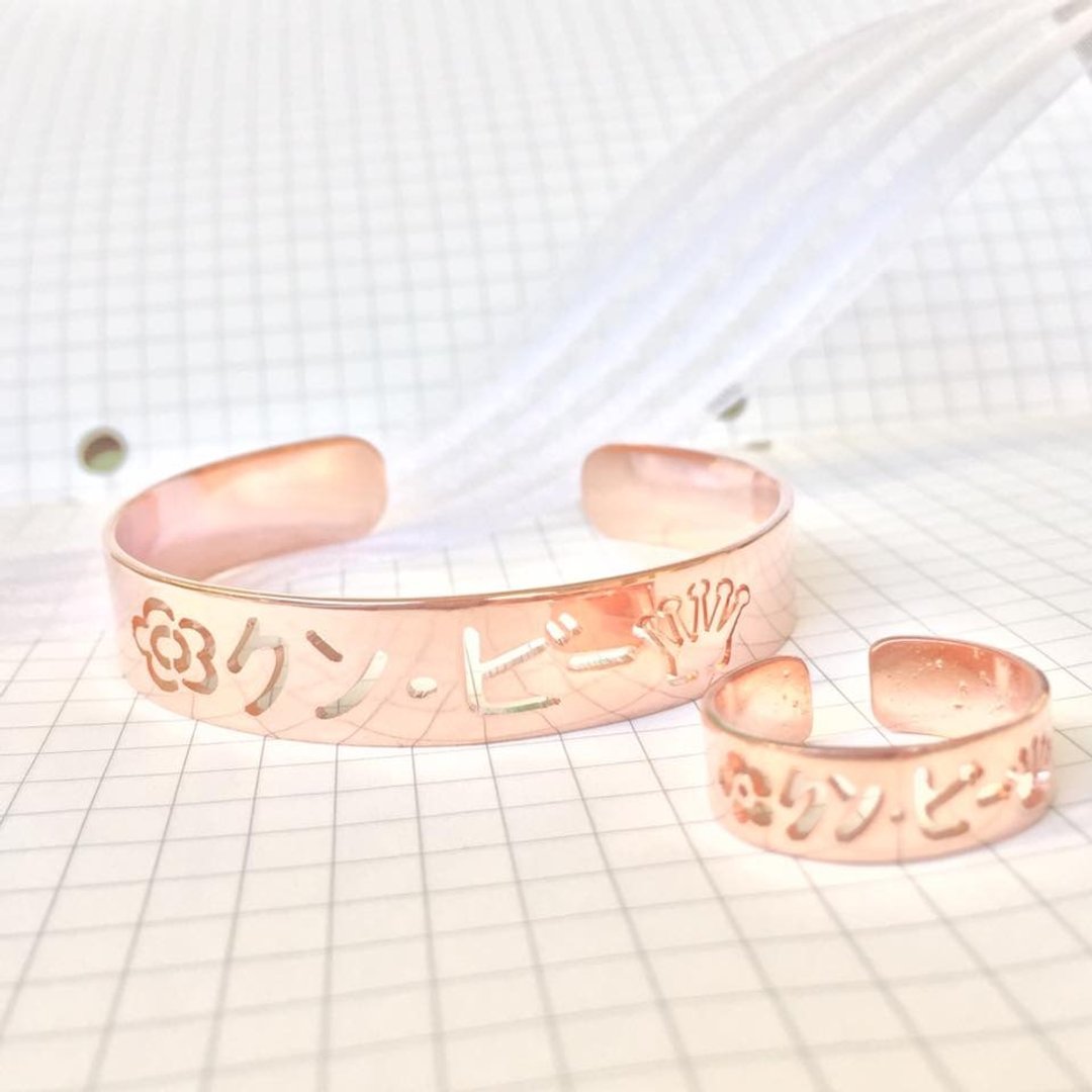 glorygrove alphabet bangle - 手链/手环 - 其他金属 粉红色