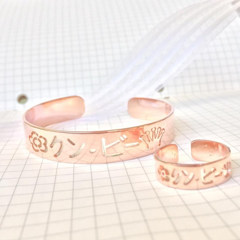 glorygrove alphabet bangle - 手链/手环 - 其他金属 粉红色