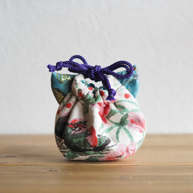 Cat-shaped vintage flower lover cloth x silk fabric mini drawstring pouch (one piece work) - 化妆包/杂物包 - 棉．麻 白色