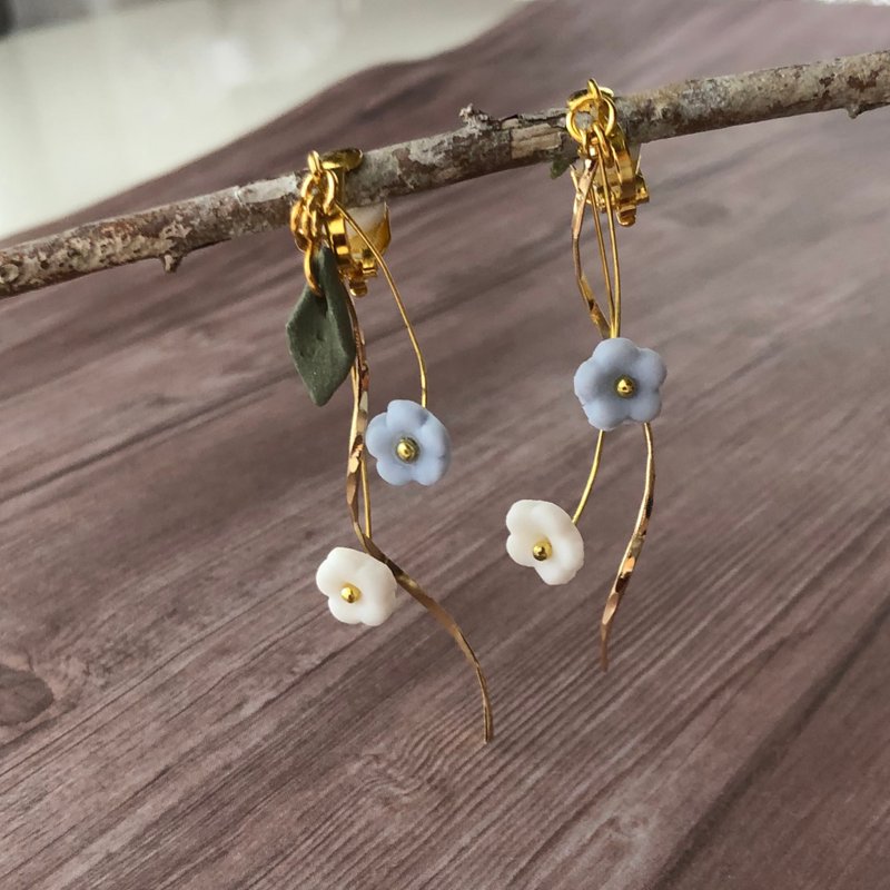 New one-of-a-kind item [Shigaraki ware] Shimmering transparent flower pottery Traditional craft Earrings Earrings Simple color florets Scandinavian - 耳环/耳夹 - 陶 白色