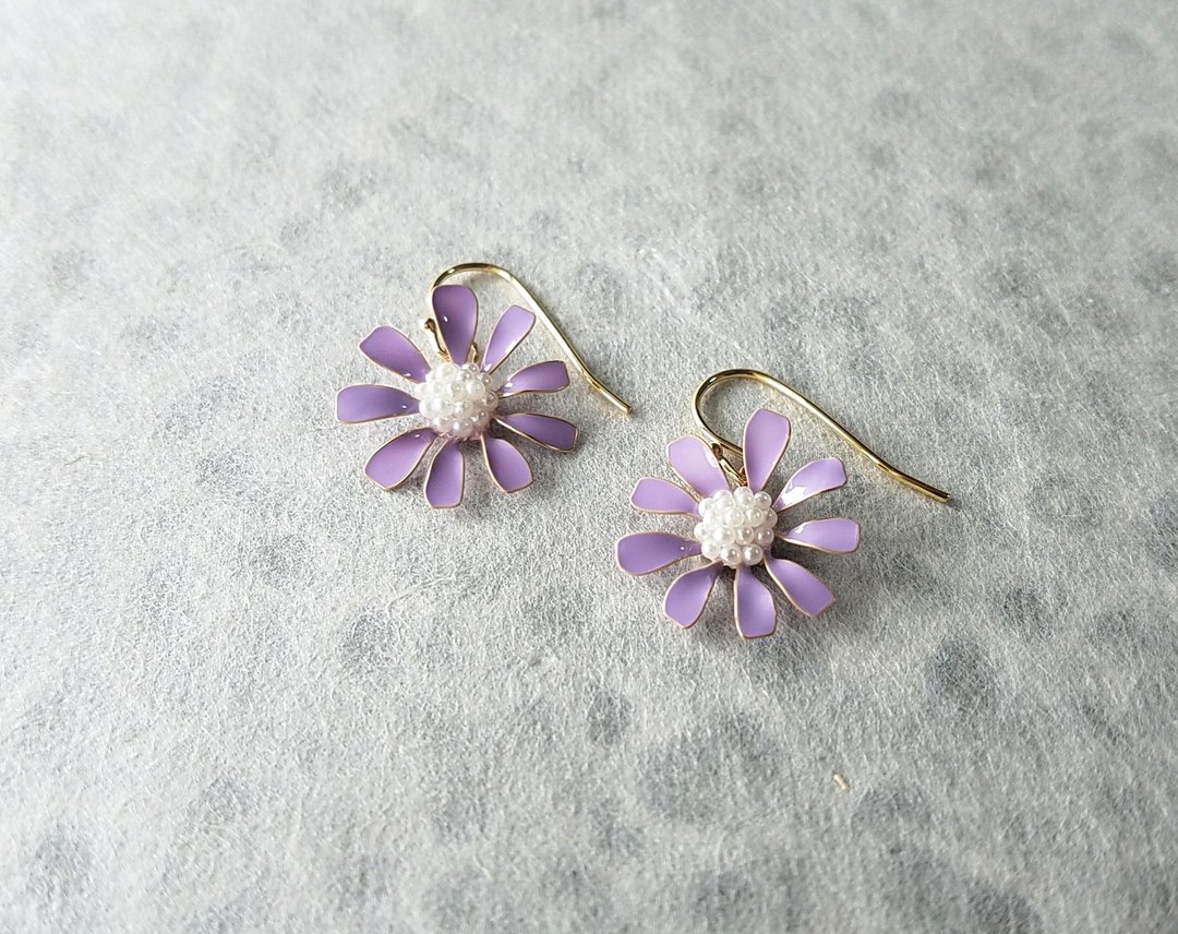 aster pierced earrings or clip-on earrings - 耳环/耳夹 - 树脂 粉红色