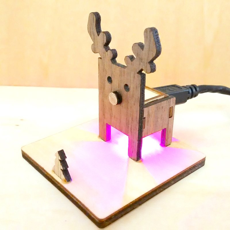 疗愈七彩极光手机架．小鹿七彩森林．手工木制手机座平板架．气氛摆饰．可当做夜灯．microUSB供电．iphone ipad 各式手机平板皆可用．交换礼物．圣诞节．生日礼物 MUTOKOGI - 灯具/灯饰 - 木头 咖啡色